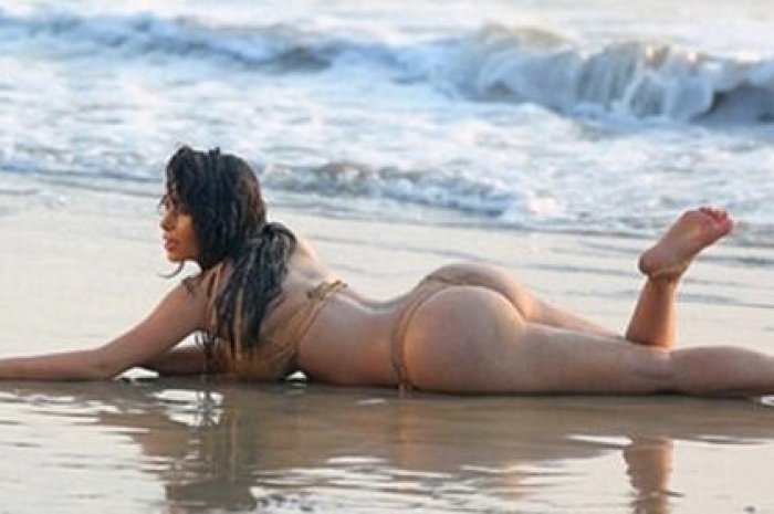 Kim Kardashian exhibe encore ses fesses