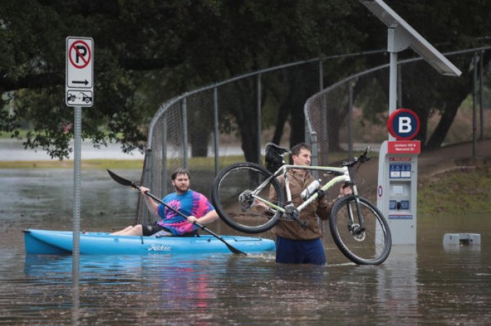 Une famille qui tente de fuir les eaux, Houston (Etats-Unis)