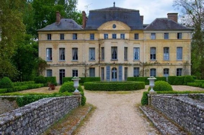 Le château de Catherine Deneuve est à vendre !