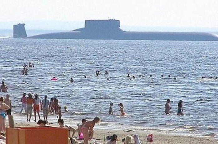 Scène a priori habituelle sur les plages russes