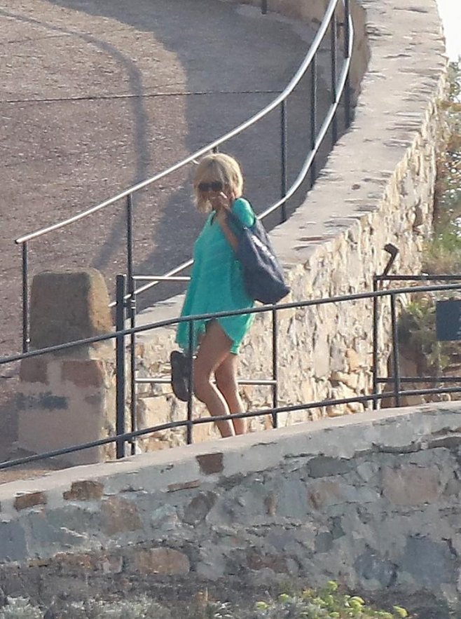 Brigitte Macron, toujours très chic, vêtue d'une petite robe de plage turquoise