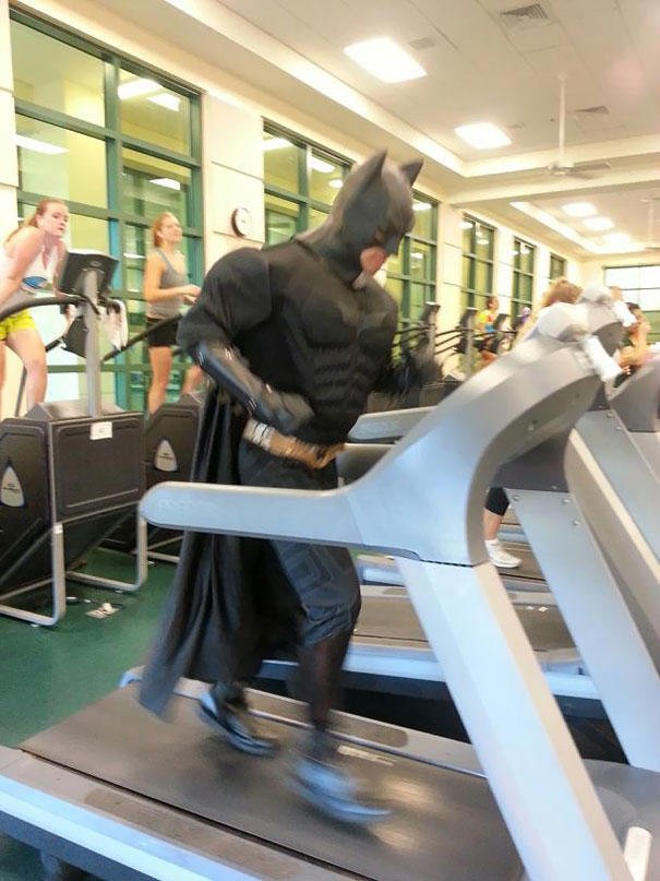 Si Batman est si fort, c'est parce qu'il s'entraîne tous les jours à la salle de sport !