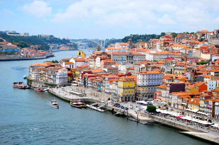 Porto : cette ville possède un charme particulier bien différente de celui de Lisbonne. Il est notamment possible de profiter des nombreux ateliers de dégustation de vin.