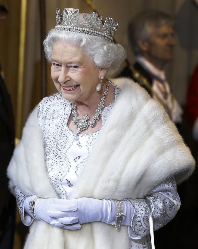 90 ans Elizabeth II : elle rit sous sa cape