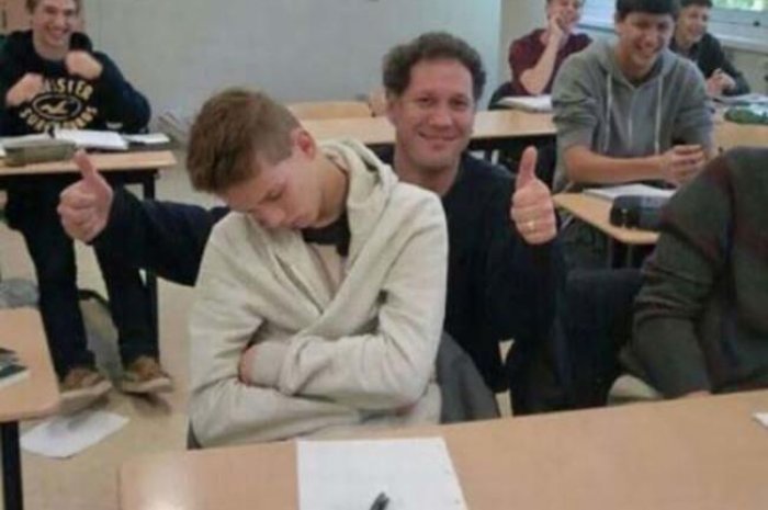 Un prof qui prend avec humour le fait que ses élèves s'endorment en cours