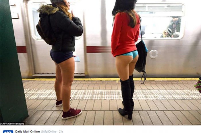 Tous en slip pour la Journée sans pantalon dans le métro