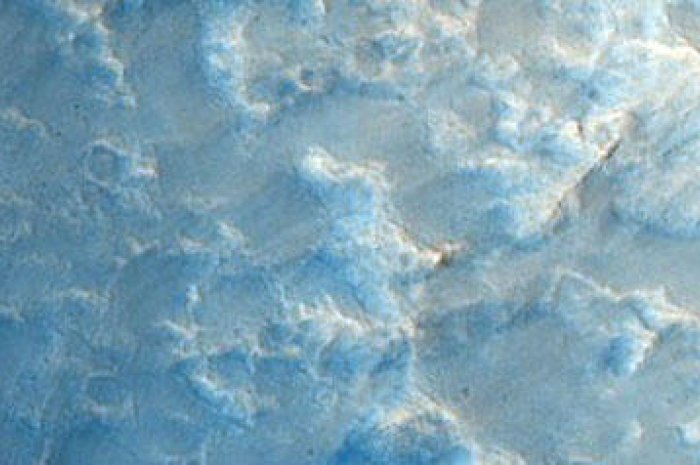 Ravin creusé dans un cratère de la plaine d’Acidalia Planitia