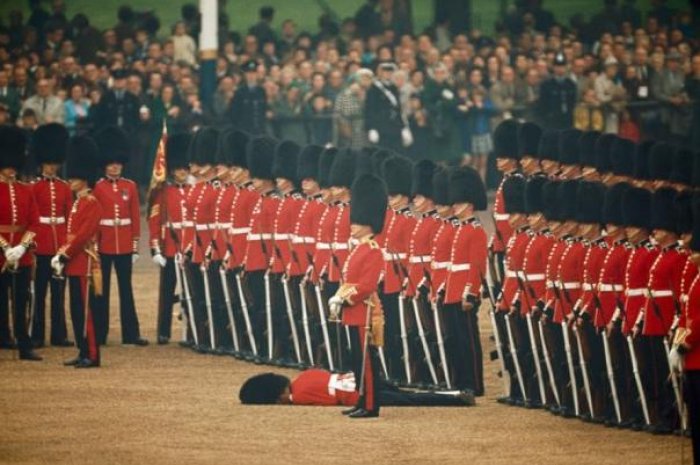 Un membre de la garde fait un malaise à Londres (1966)