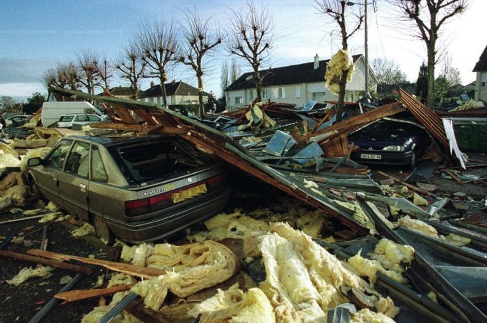 Des voitures recouvertes de morceaux de toitures après le passage de la tempête Lothar à Saint-Pierre-sur-Dives (Calvados)