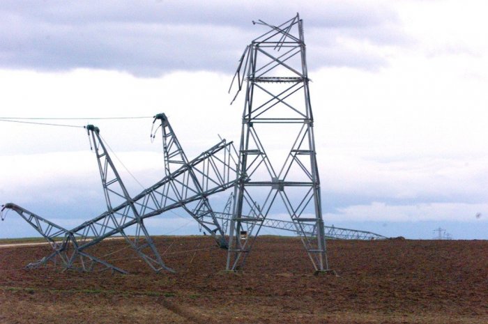 Des pylônes d’une ligne à haute tension de 20 000 volts abattus par le vent