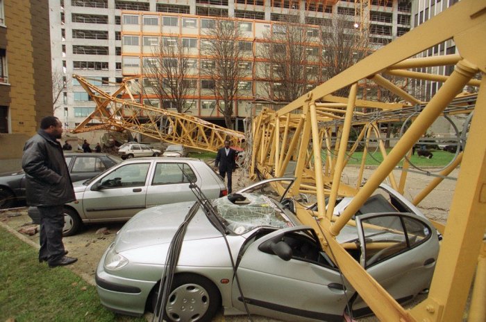 Une grue s’est effondrée sur des voitures dans le XIIe arrondissement de Paris