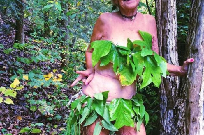 Baddie Winkle pose nue dans la forêt