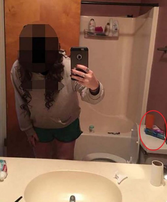 Elle n'aurait jamais dû envoyer ce selfie à ses parents qui vont apercevoir les deux vibromasseurs posés sur le réservoir des toilettes !