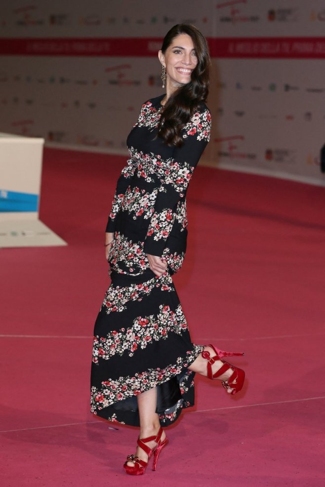 Caterina Murino vêtue d'une robe fleurie en Italie en 2013