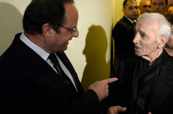 François Hollande parle avec Charles Aznavour après un concert à l'opéra d'Erevan (Arménie) en 2014