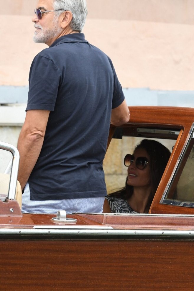 Amal Clooney à bord d'un bateau à Venise