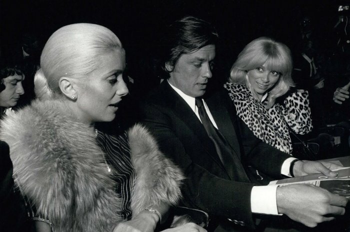 Mireille Darc et Alain Delon avec Catherine Deneuve en 1972