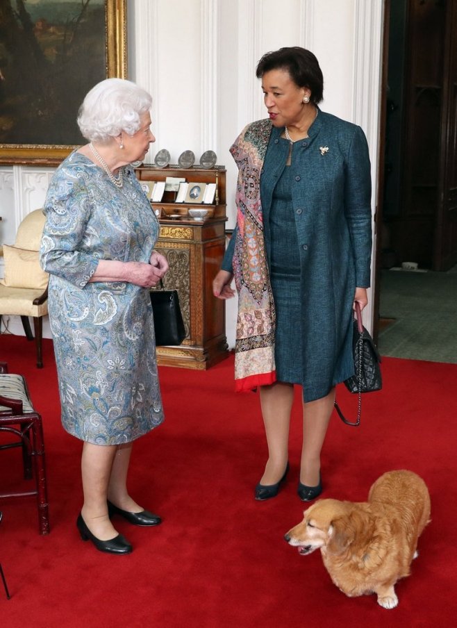 Elizabeth II accompagné de son corgi en 2018