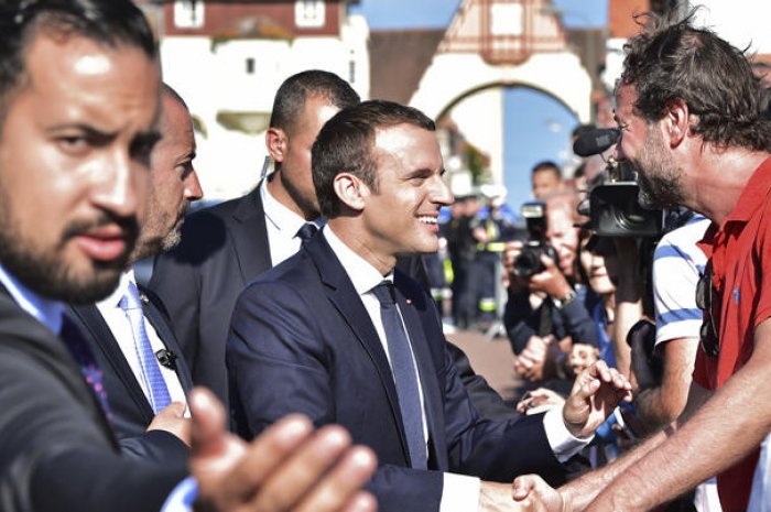 Alexandra Benalla avec Emmanuel Macron en visite au Touquet en juin 2017