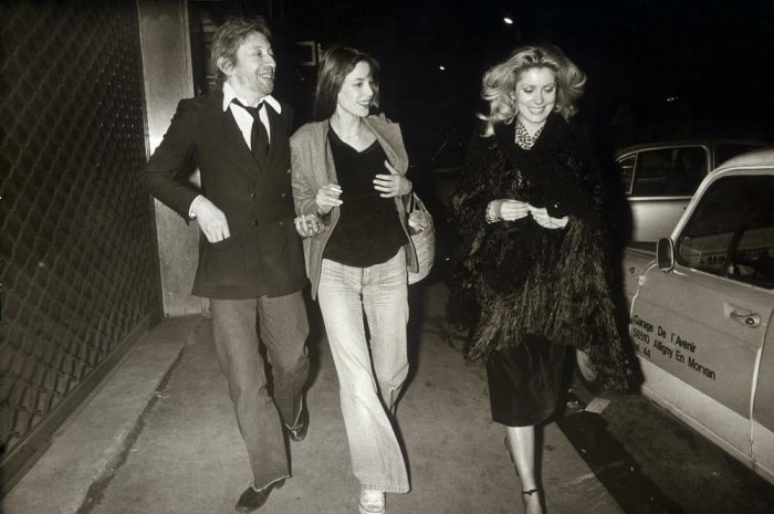 La jolie blonde est rayonnante en 1977 aux côtés de Serge Gainsbourg et de Jane Birkin