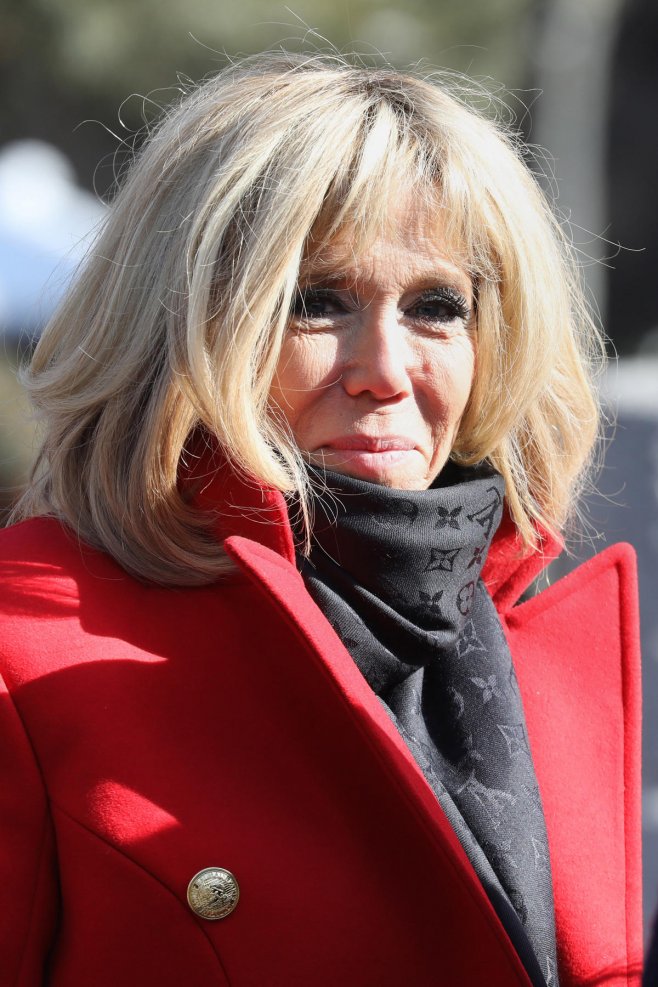 Brigitte Macron en manteau rouge