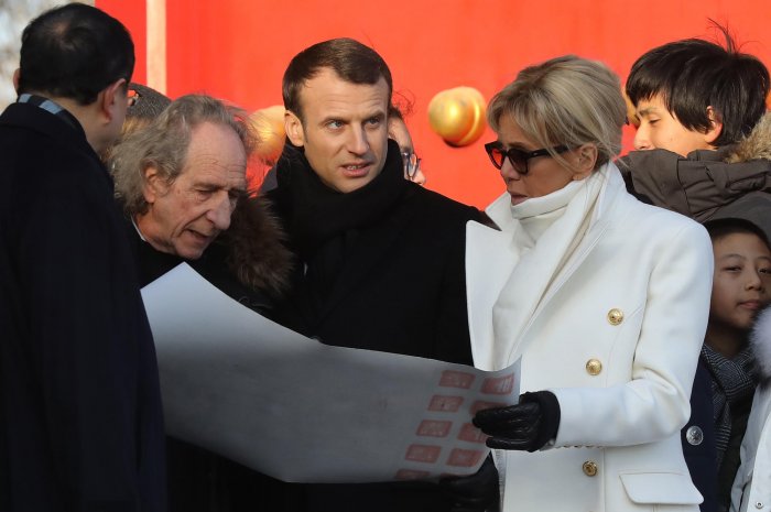 Brigitte et Emmanuel Macron avec l'historien Patrick Fava