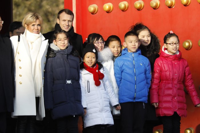 Le couple présidentiel accueilli par des enfants pour leur voyage en Chine
