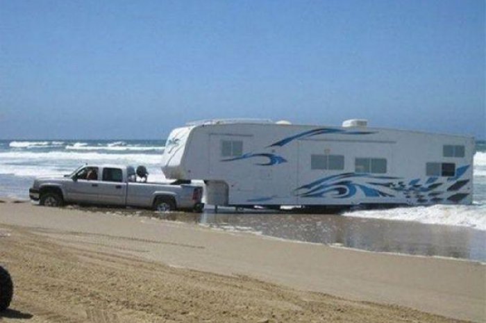 Le propriétaire de cette caravane a eu la mauvaise idée de choisir de rouler sur la plage
