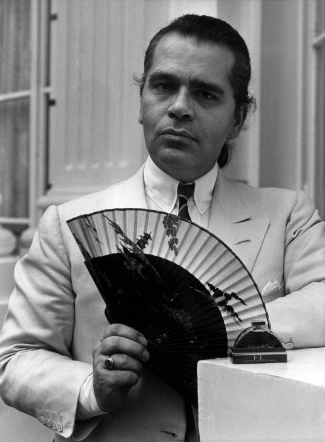 Karl Lagerfeld présente son nouveau parfum en 1982