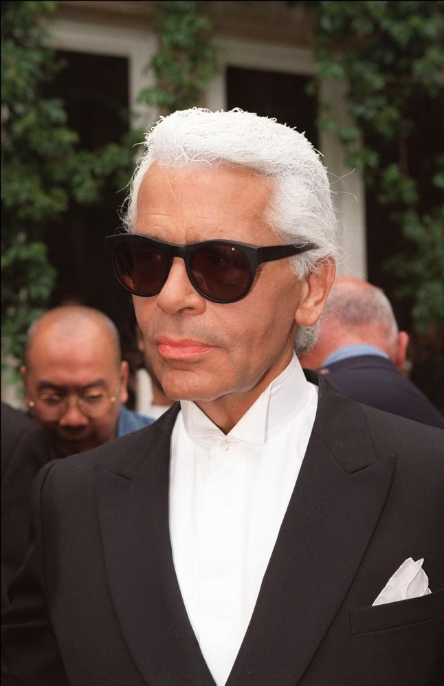 Karl Lagerfeld apparaît plus aminci au défilé Chanel en 2001