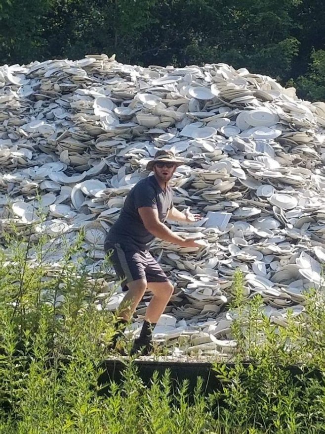 Cet homme a trouvé une montagne d'assiettes en céramique