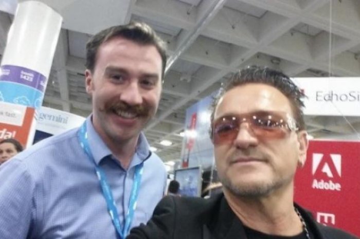 Cette personne ressemble beaucoup à Bono, le chanteur de U2 !