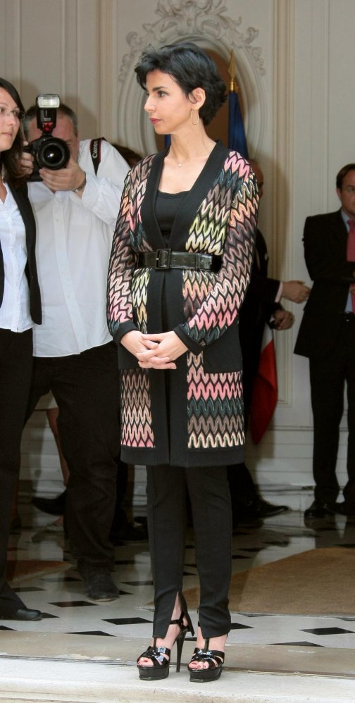 Rachida Dati en tenue noire réhaussée d'une veste colorée
