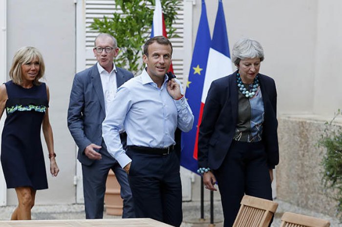 L'arrivée des Macron à Brégançon avec le couple May
