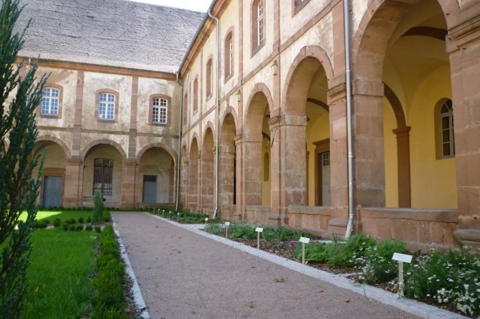 Le cloître de l'abbaye Saint-Pïerre de Senones