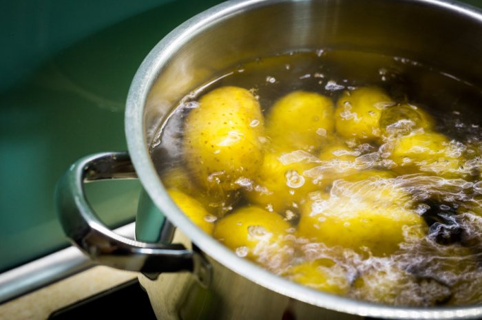 Nettoyer le carrelage avec l'eau de cuisson des patates