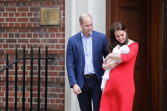 Kate Middleton et son époux le prince William à la sortie de la maternité