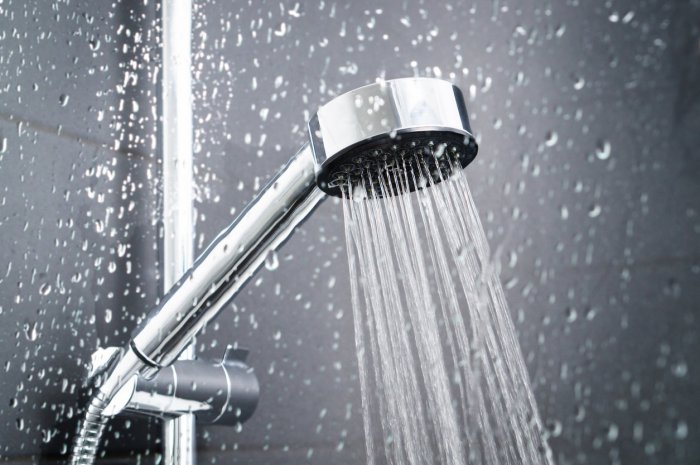Laisser l'eau couler sous la douche