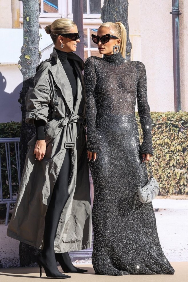 Nicky et Paris Hilton au défilé Balenciaga à la Fashion Week 