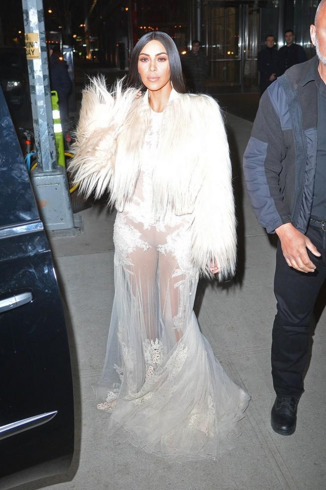 Kim Kardashian dans une robe blanche (transparente)