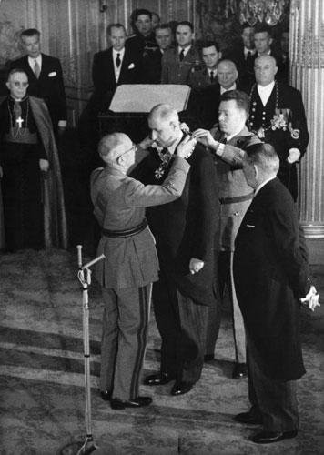 1969 : Le président Georges Pompidou reçoit le collier de la Légion d'honneur