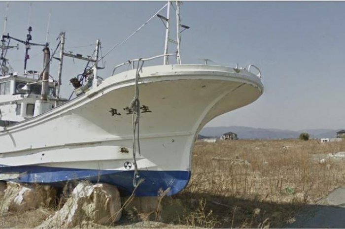 Un bateau échoué en pleine campagne