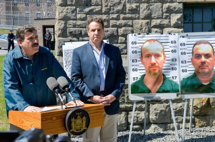 Le gouverneur de l’Etat de New York, Andrew Cuomo, à côté des portraits des deux évadés