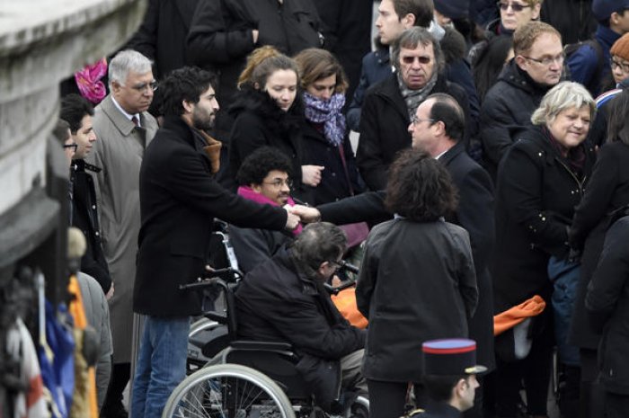 François Hollande salue les familles des victimes