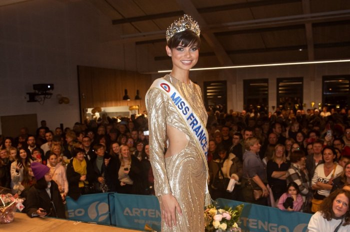 Eve Gilles (Miss France 2024) pose devant le public