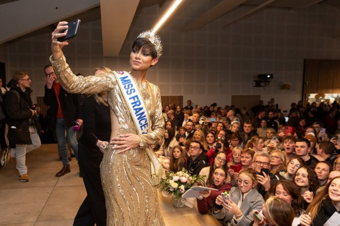 Eve Gilles (Miss France 2024) prend des photos avec la foule
