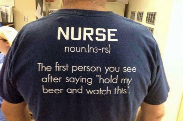 La dÃ©finition d'infirmier : "La premiÃ¨re personne que vous voyez aprÃ¨s avoir dit 'tiens ma biÃ¨re et regarde Ã§a'"
