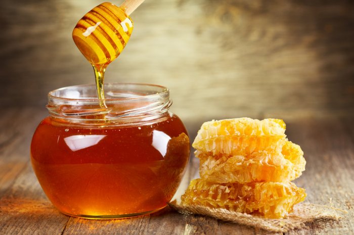 Récupérer du miel au fond du pot