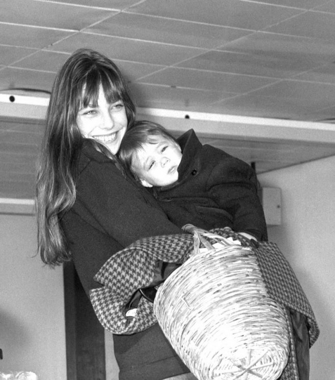 Charlotte Gainsbourg avec sa mère Jane Birkin en 1972