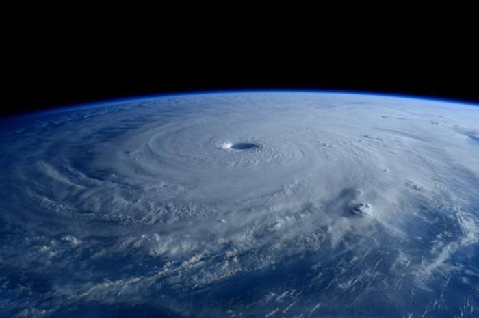 Le super typhon Maysak vu depuis l'ISS